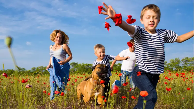 משפחה בטבע (ShutterStock) משפחה בטבע (ShutterStock)