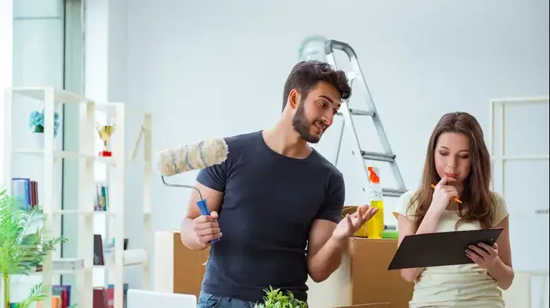 זוג עובר לדירה חדשה (ShutterStock) זוג עובר לדירה חדשה (ShutterStock)