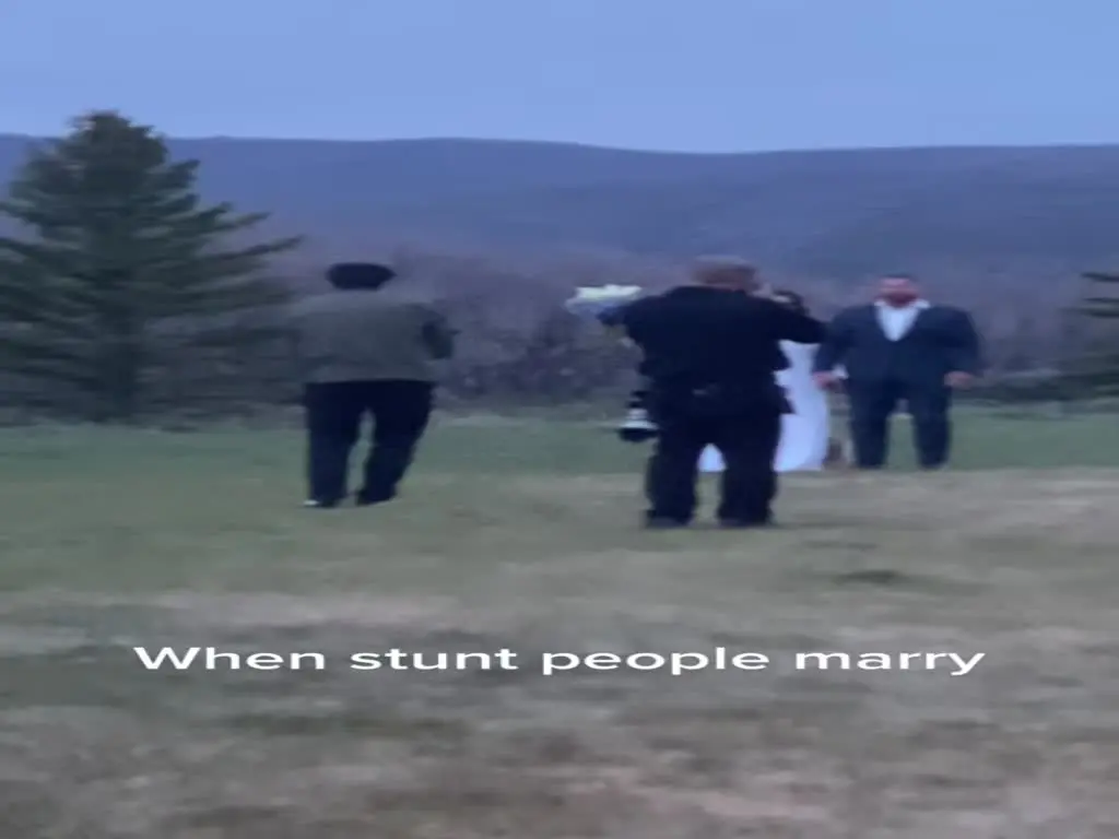 צעדו אל החופה כשהם עולים באש