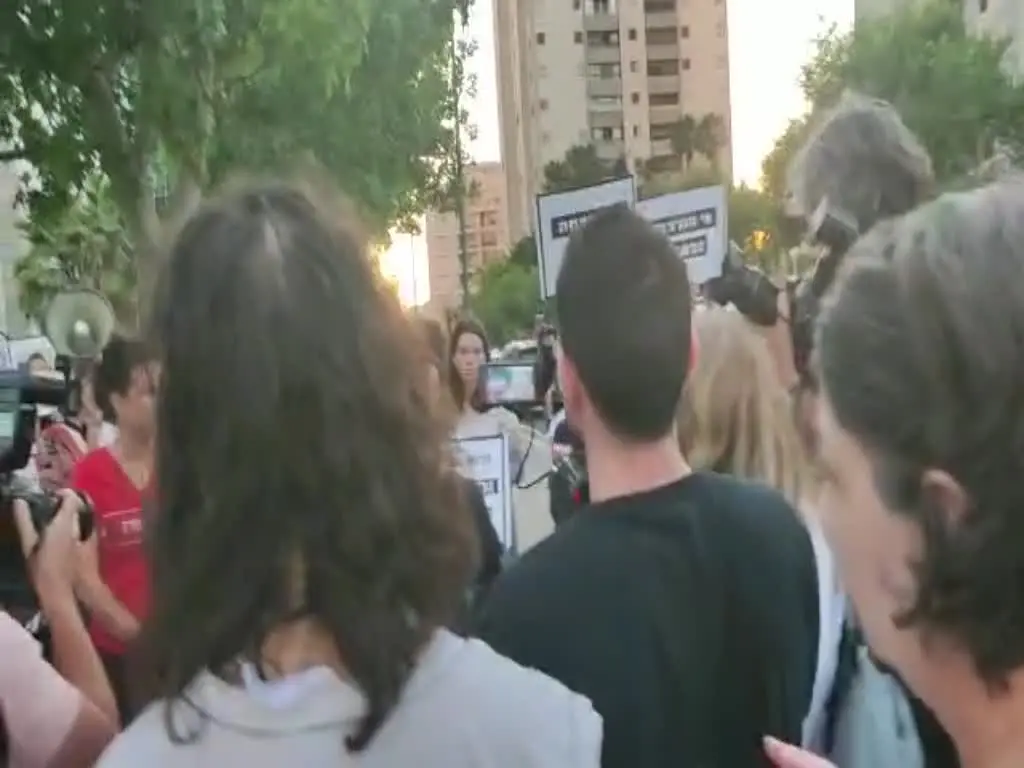 יאיר לפיד בהפגנה מול ביתו נגד רצח נשים