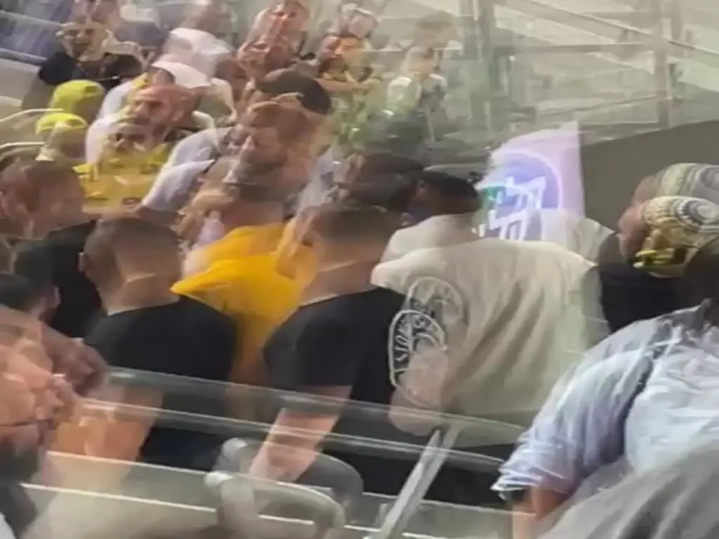 הקומיקאי הותקף עי אוהדי ביתר