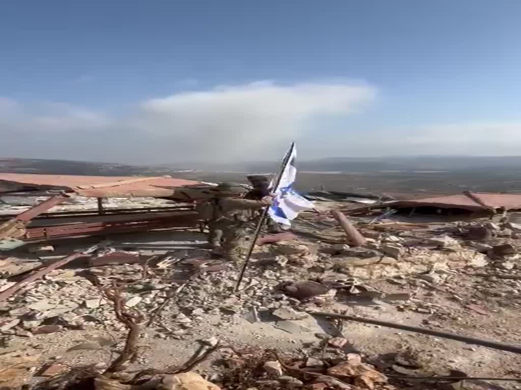 תיעוד: רגעי הנפת דגל ישראל במארון א-ראס שבלבנון