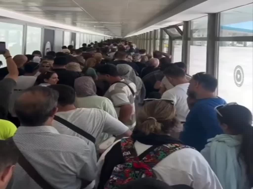 צפיפות נרשמה במעבר הגבול בזארגן בגבול איראן-טורקיה צפיפות נרשמה במעבר הגבול בזארגן בגבול איראן-טורקיה
