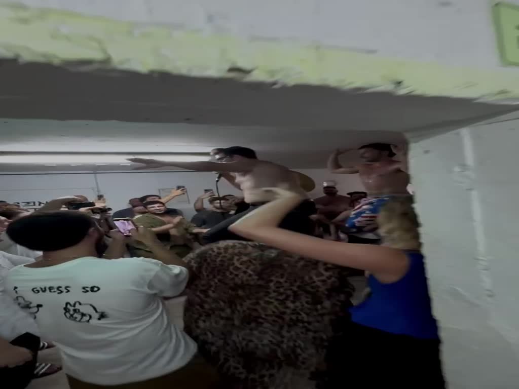 אביהו פנחסוב מופיע במקלטים אביהו פנחסוב מופיע במקלטים