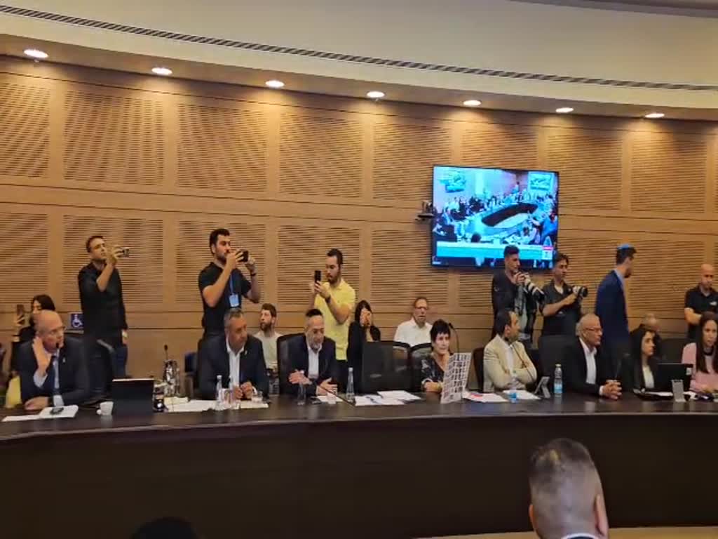 מהומה בוועדת הכנסת כשחכ איימן עודה מנסה לדבר בערבית מהומה בוועדת הכנסת כשחכ איימן עודה מנסה לדבר בערבית