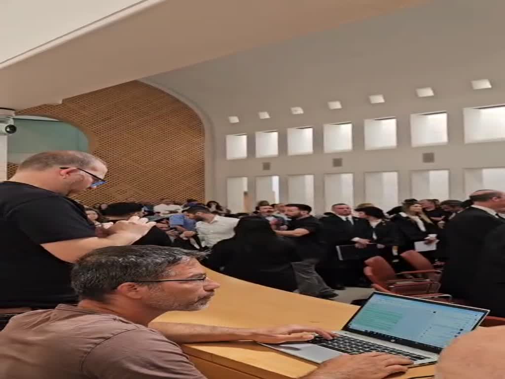 קריאות בוז ושריקות של הקהל בדיון בבגץ