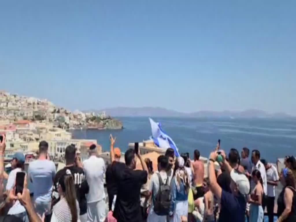 ישראלים על סיפנת מנו ספנות מגיבים להפגנה הפרו-פלסטינית ישראלים על סיפנת מנו ספנות מגיבים להפגנה הפרו-פלסטינית