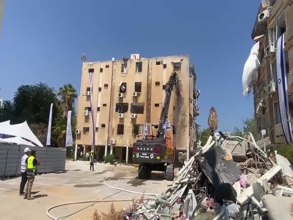 טקס הריסת הבניין שנפגע מטיל בחולון טקס הריסת הבניין שנפגע מטיל בחולון