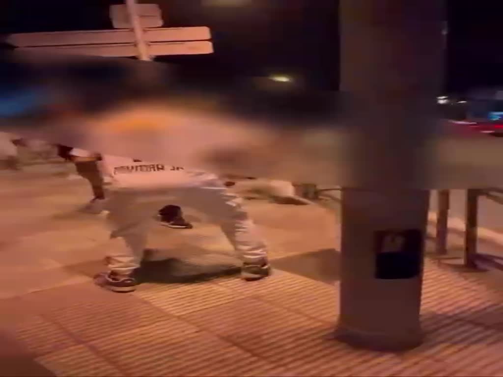 צעירים ישראלים מכים פרו פלסטיני שתקף אותם