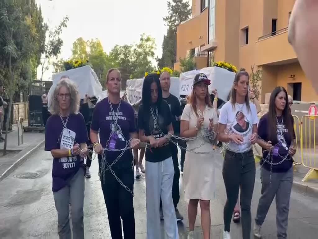 אמהות הלוחמים ואמהות החטופים קושרות את עצמן זו לזו בשלשלאות מול מעון רה״מ