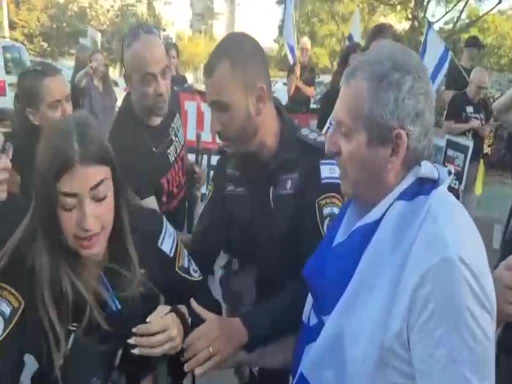 עימותים עם המשטרה מול ביתה של עידית סילמן עימותים עם המשטרה מול ביתה של עידית סילמן