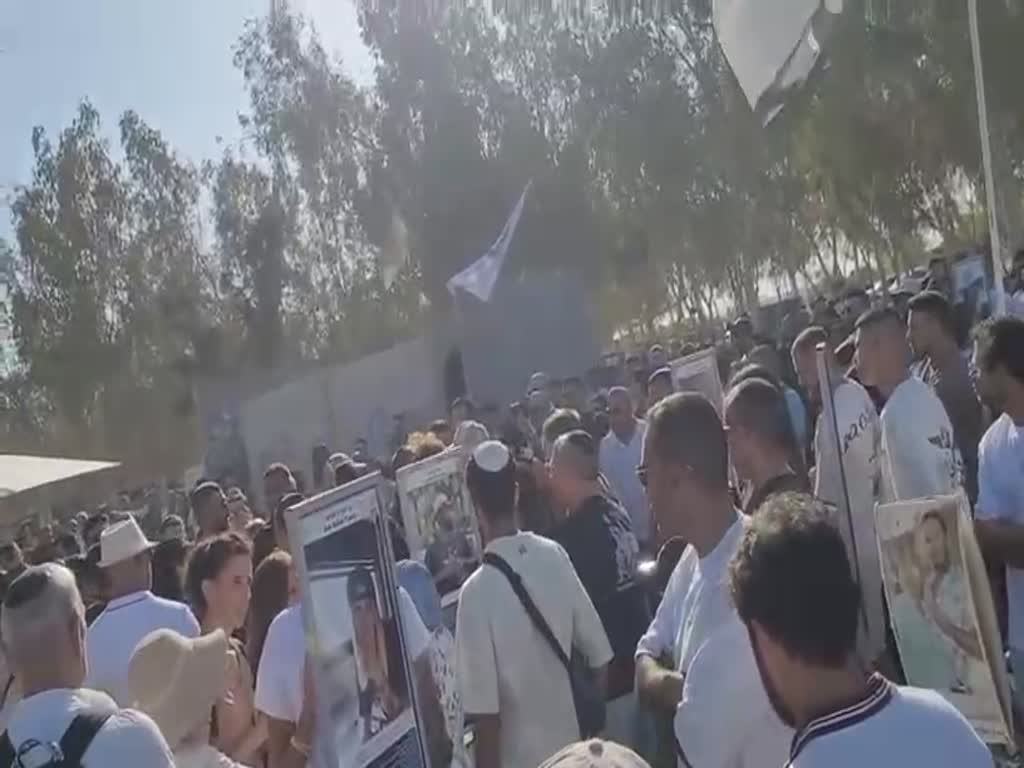 משפחות שכולות צועקות לעבר הנשיא הרצוג משפחות שכולות צועקות לעבר הנשיא הרצוג