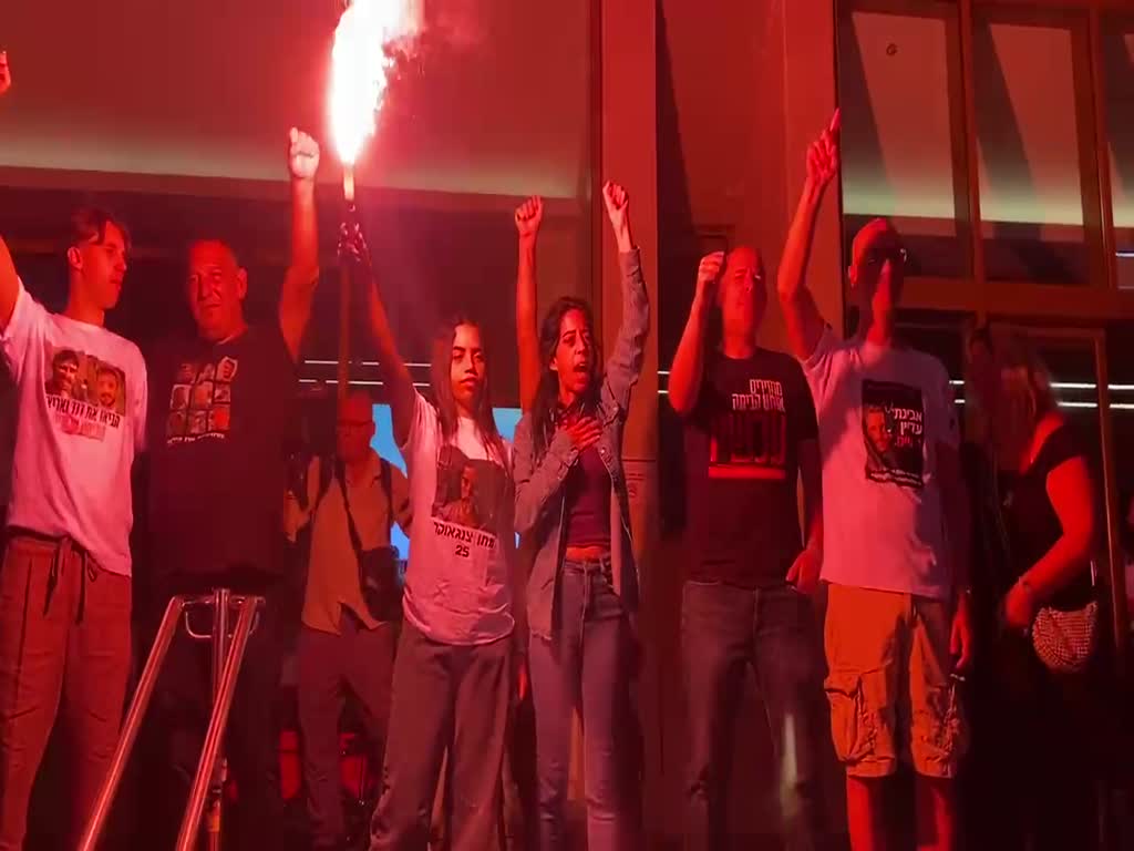 שמחה בכיכר החטופים לאחר הכרזת העסקה