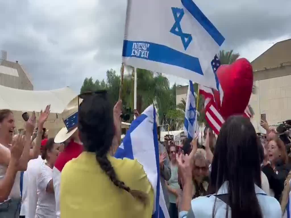 חגיגה בכיכר החטופים חגיגה בכיכר החטופים