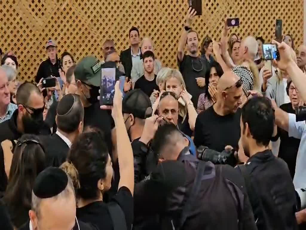 לוחמים מכוח 100 מתקבלים בתשואות בבית המשפט