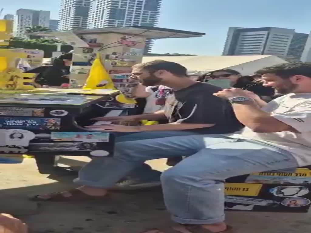 אלון אהל מנגן בפסנתר בכיכר החטופים