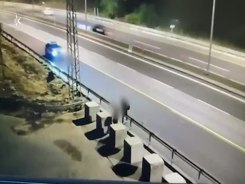 תיעוד הברחת השב"חים בגדר ההפרדה בכביש 443