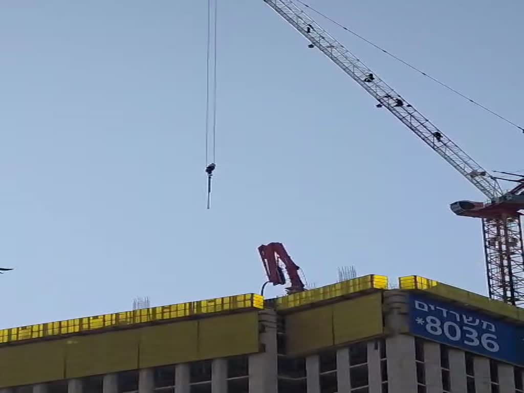 צוותי חילוץ והצלה פועלים בחילוץ נער מעגורן בבניין בן 36 קומות