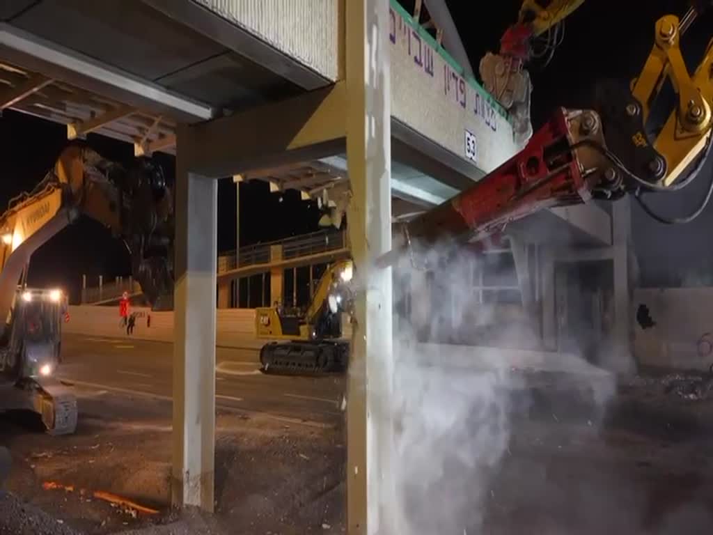 הריסת גשר הולכי הרגל בכביש החוף, סמוך לאודים