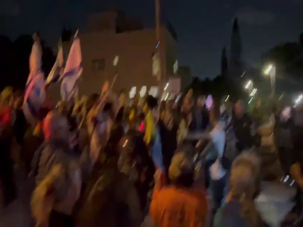 ההפגנה מול בית הנשיא נגד החנינה לנתניהו, מול פעילת הימין שפי פז