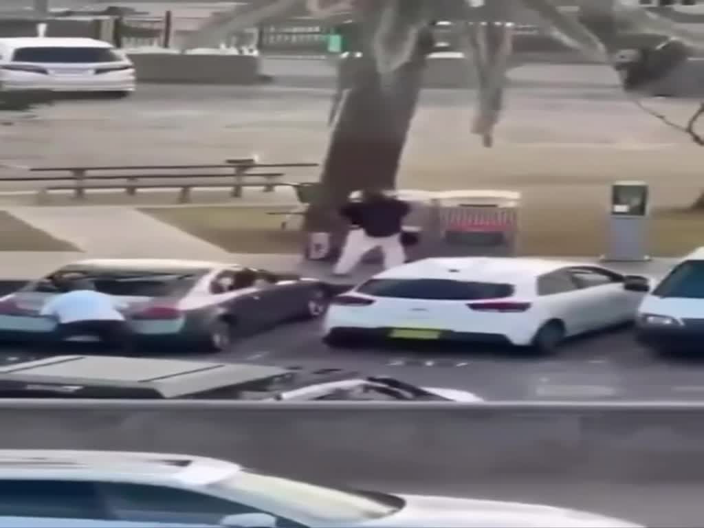 תיעוד:  האזרח משתלט על המחבל בסידני וחוטף לו את הנשק