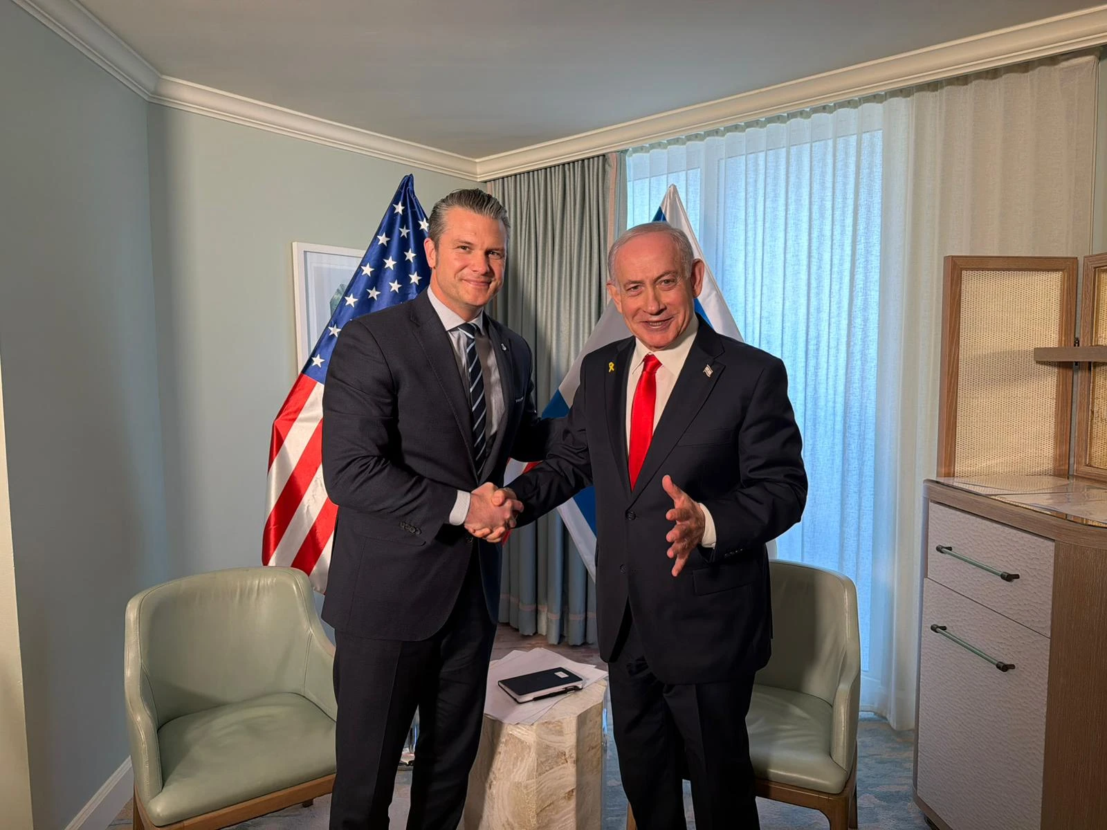 ראש הממשלה בנימין נתניהו נפגש כעת בפלורידה עם מזכיר המלחמה של ארה״ב, פיט הגסת'.
