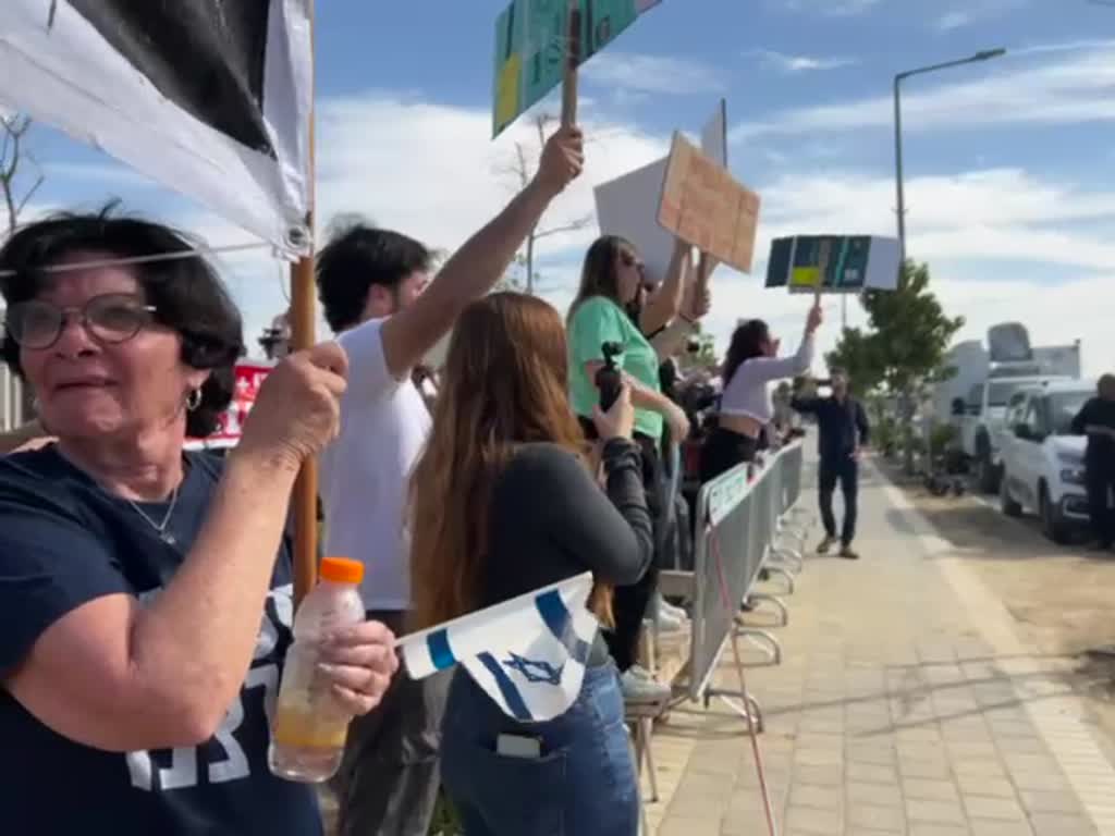 תושבי קיבוץ חולית מפגינים נגד נתניהו ובן גביר