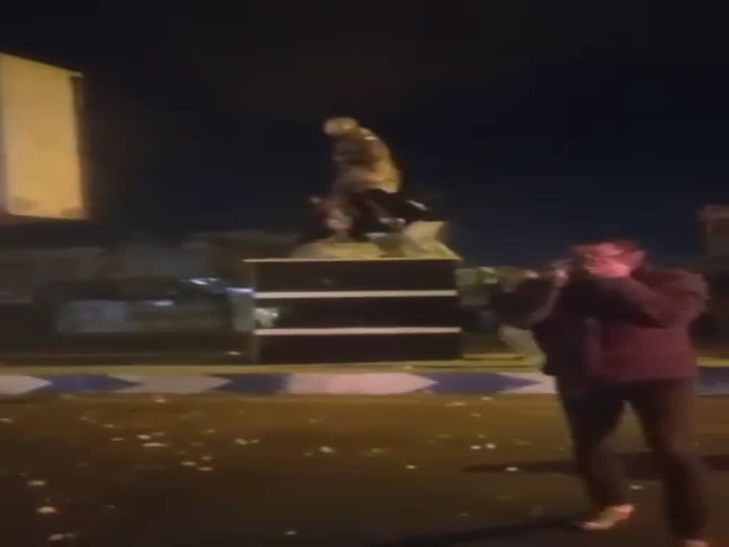 מפגינים מפילים פסל באיראן