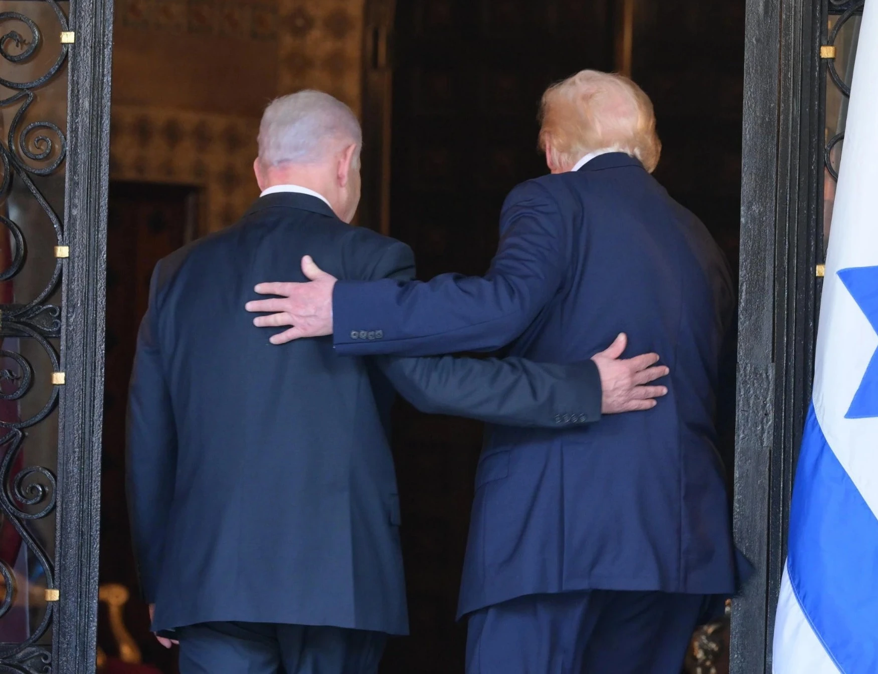 The American demands document includes not only the nuclear issue, but also Iran’s missile arsenal and regional activities, and is considered to represent an almost complete alignment with the Israeli position. Jerusalem sees this as a significant diplomatic achievement, but believes that the differences with Tehran are substantial—and that the fighting may continue alongside the negotiations