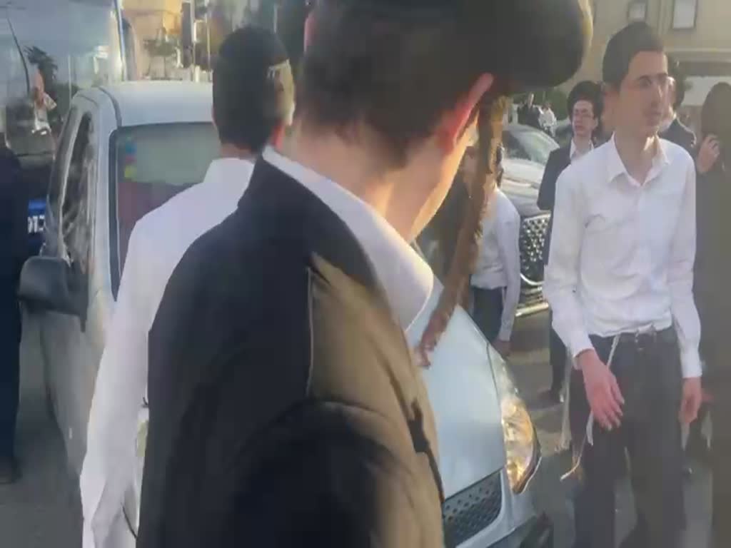 חרדים חובטים ברכב בהפגנה על נתיחת גופות הפעוטות