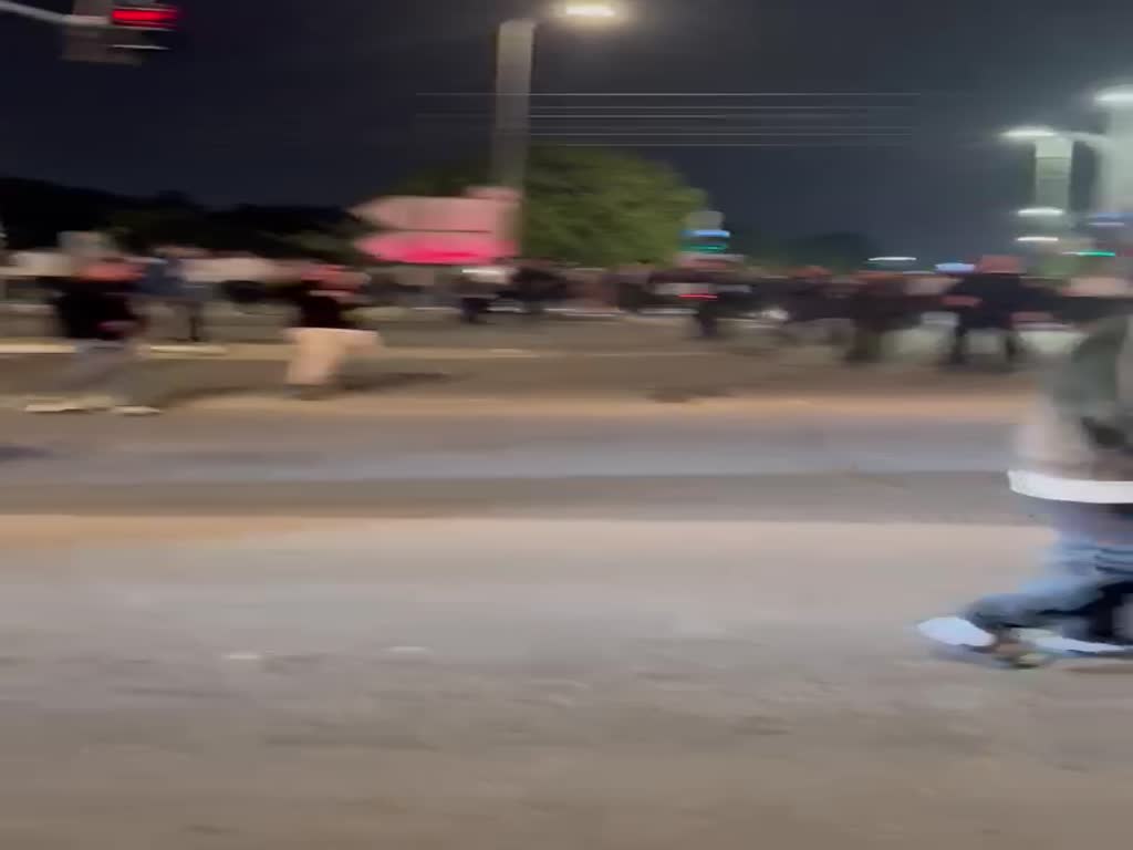 המשטרה זורקת רימון לעבר מפגינים בכניסה לאופקים