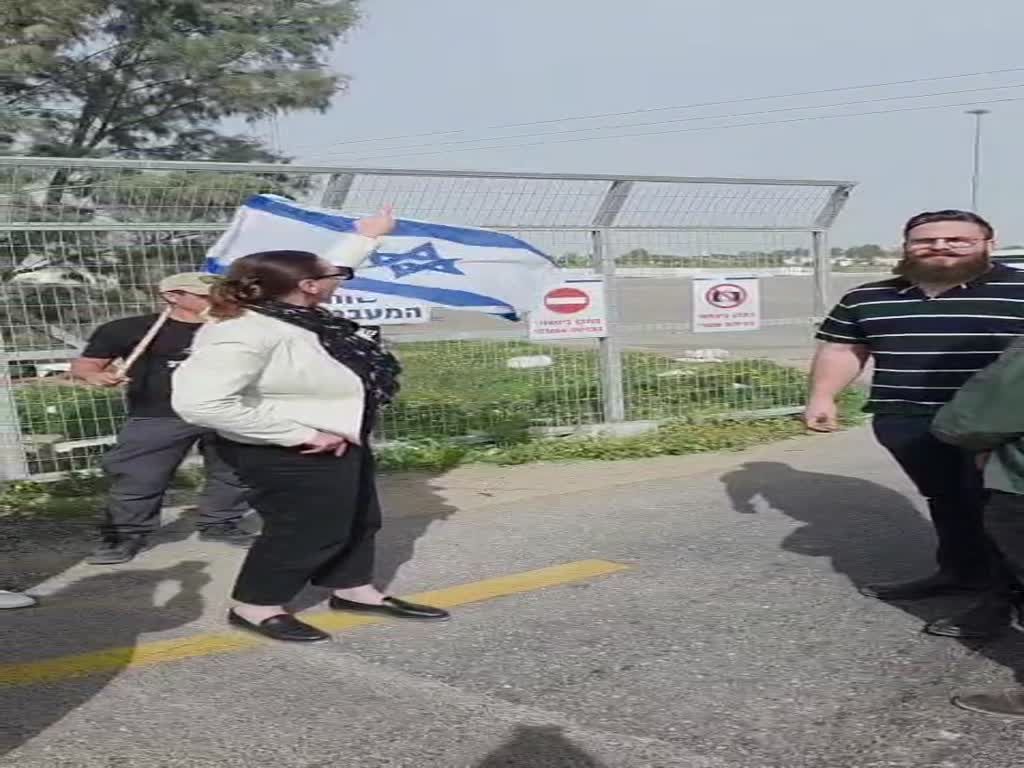 יוליה מלינובסקי עם פעילי צו 9