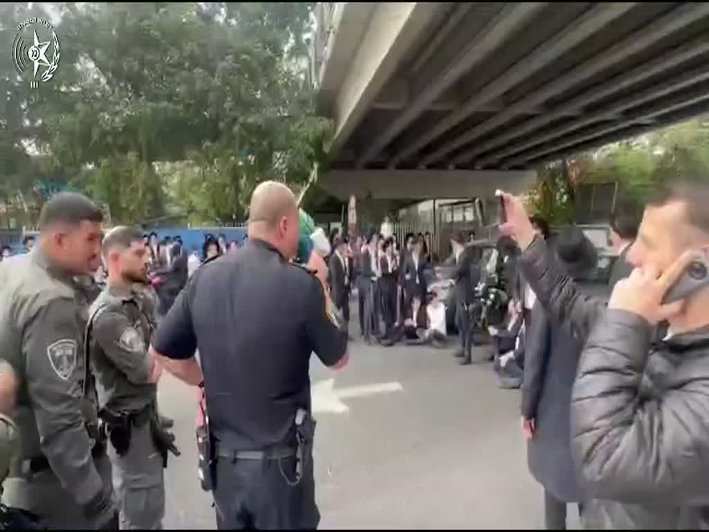 הפגנת חרדים בכביש 4