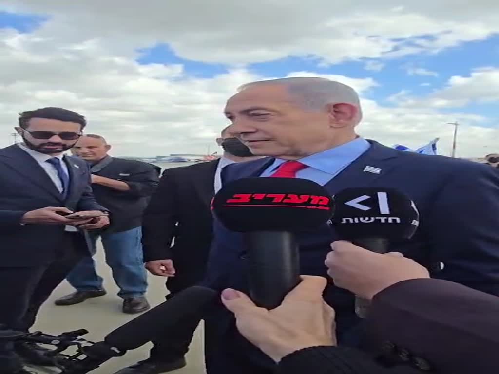 נתניהו משוחח עם כתבים לפני ההמראה לפגישה עם דונלד טראמפ