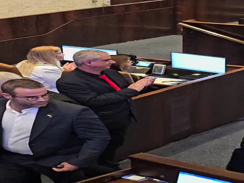 יור האופוזיציה יאיר לפיד יוצא מהמליאה לאחר כניסת נרנדרה מודי 