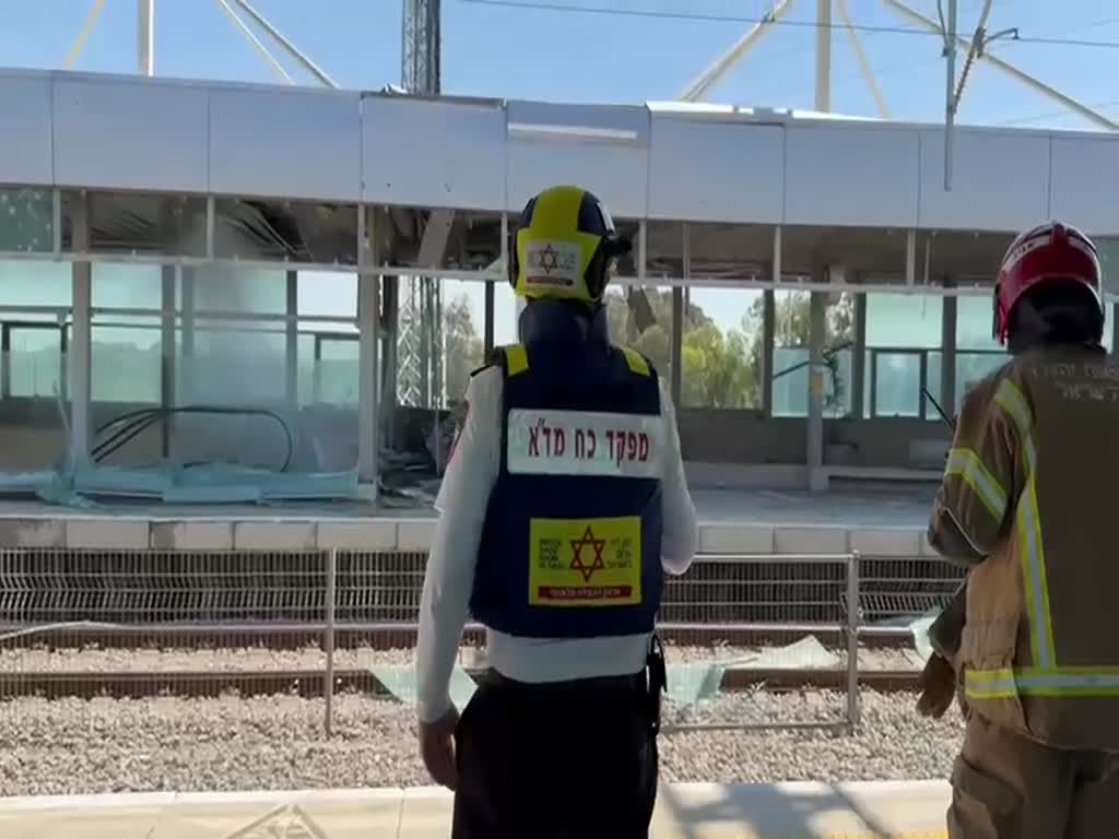 פגיעה של רסיסי טיל איראני בתחנת הרכבת צומת חולון