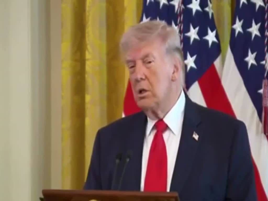 דונלד טראמפ לועג לעמנואל מקרון