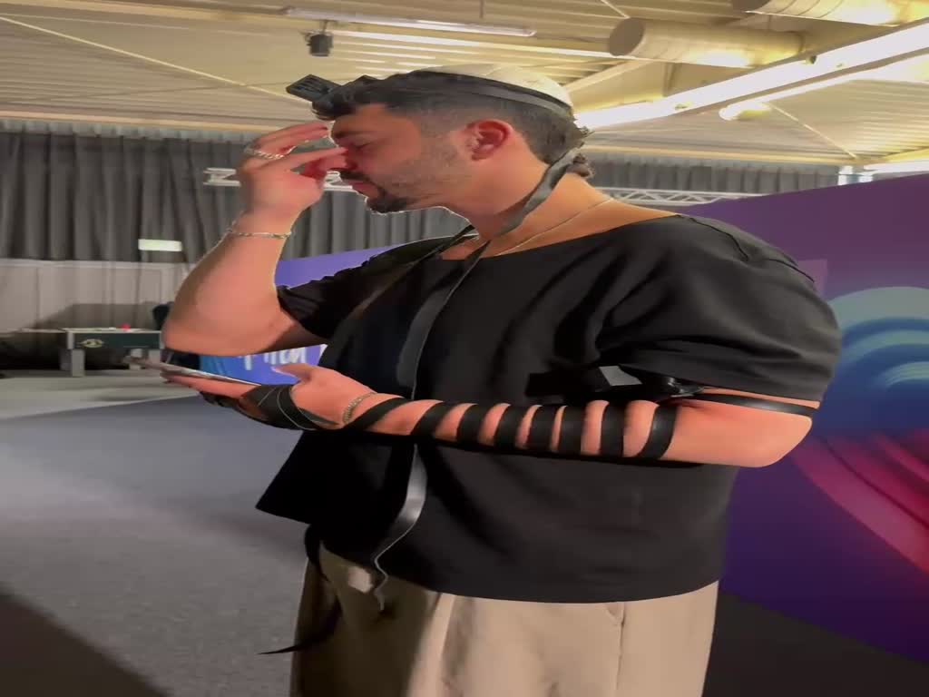 נועם בתן מניח תפילין