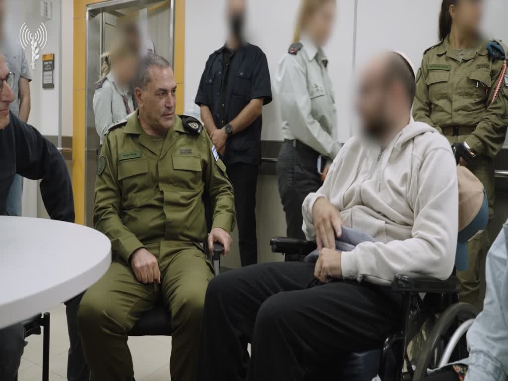 הרמטכל אייל זמיר בביקור פצועים בבית החולים רמבמ