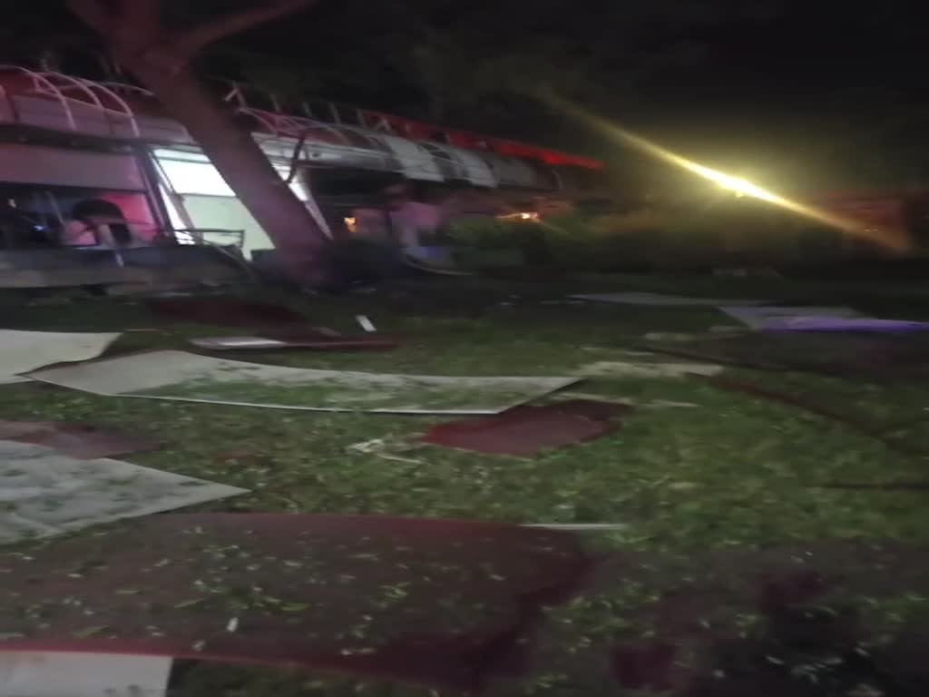 הרס בקרית שמונה לאחר פגיעת הרקטות במרכז מסחרי