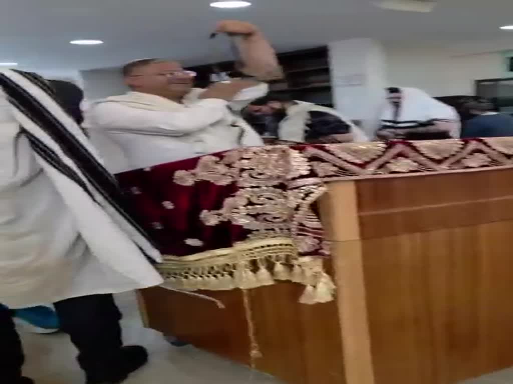 איתמר בן גביר וגיא מרוז מניחים תפילין 