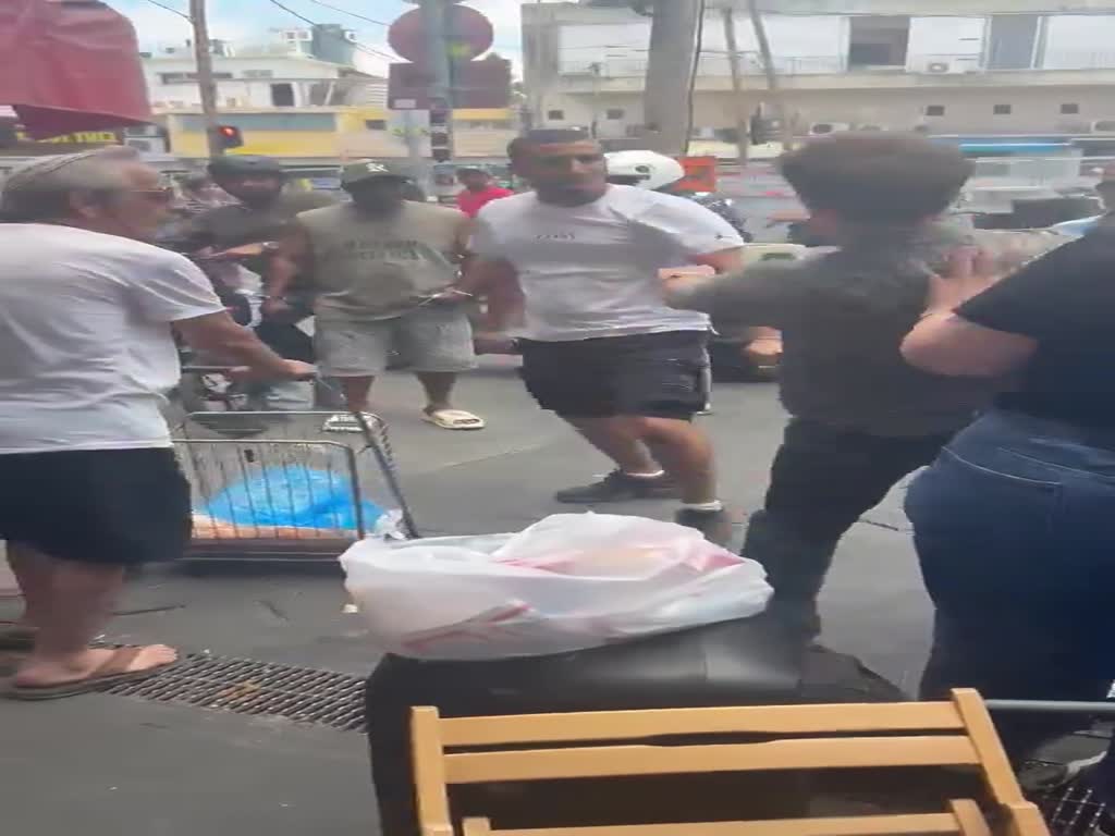 פעילי "הדמוקרטים הצעירים" מותקפים בשוק התקווה"