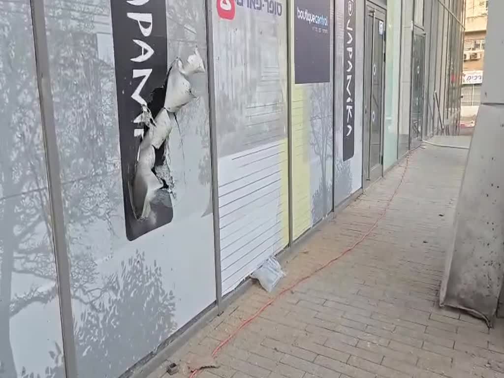 נזקי הרימון שהושלך אל עבר סניף ג'פניקה בחדרה
