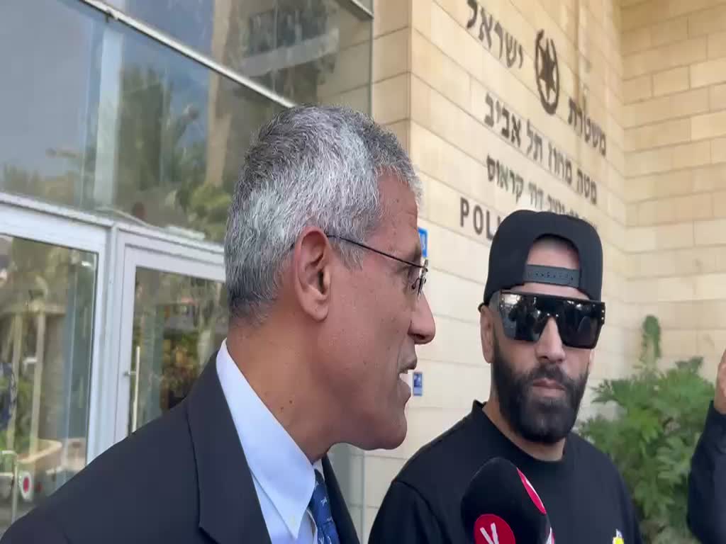 יואב אליאסי ("הצל") וסנגורו מחוץ לבית המשפט