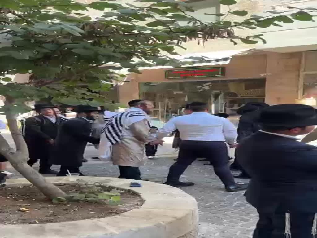חרדים רוקדים מחוץ לקפה בסמטה בירושלים, הפגנות זו השבת השישית
