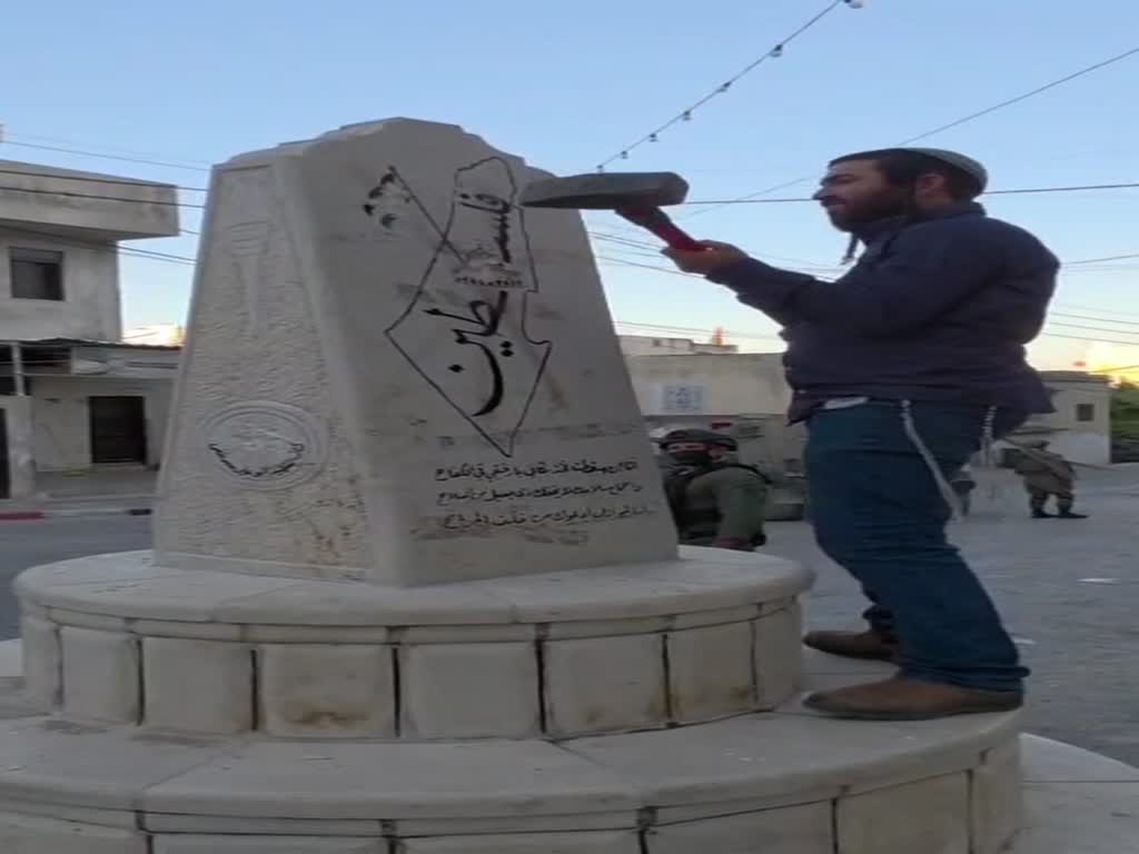 צבי סוכות הורס את האנדרטה בכפר הפלסטיני