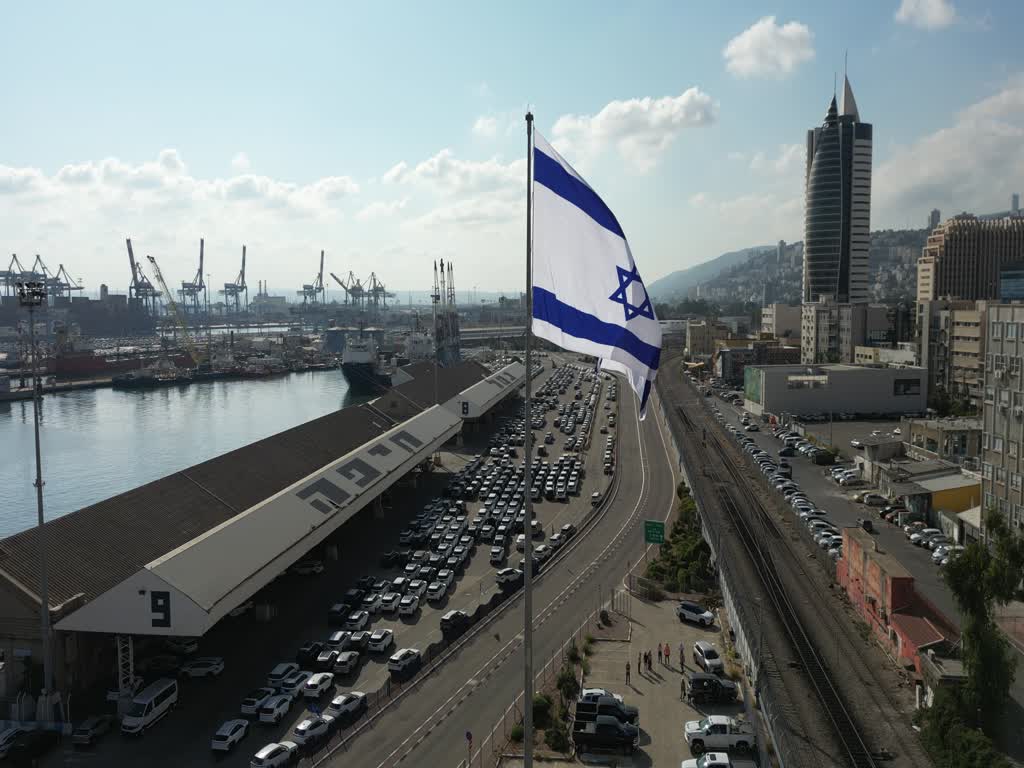 The giant Israeli flag returns to Kfar Shmaryahu