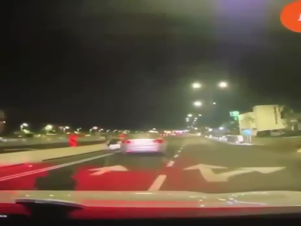 גרר שוטרת כשהיא תלויה מחוץ לרכב