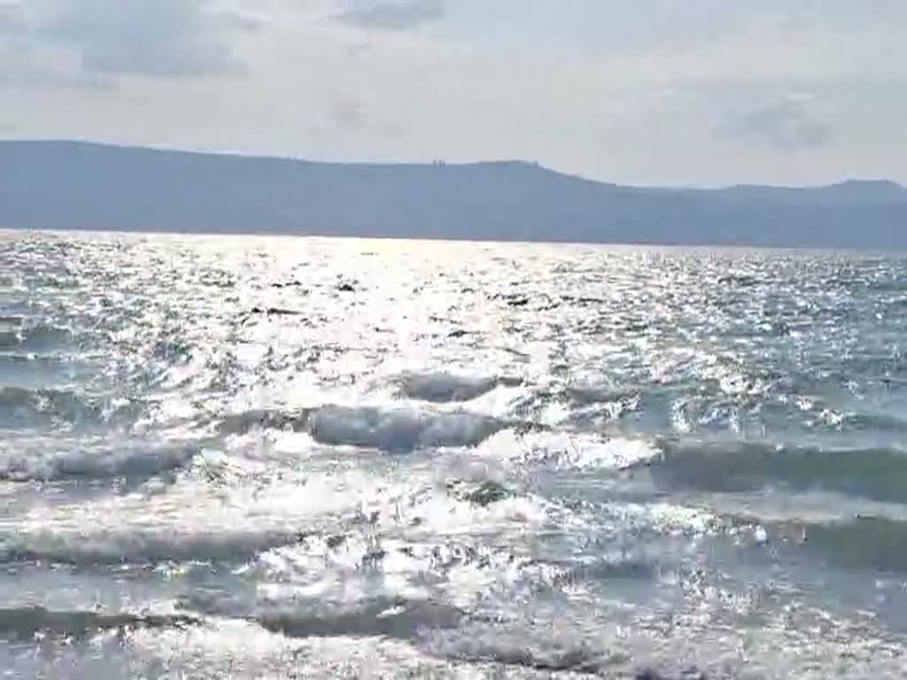 חוף כורסי בכינרת. מעט אנשים בסוכות