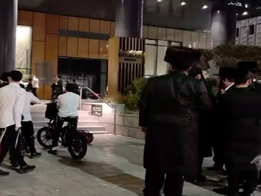 הפגנת חרדים בבני ברק - מנסים לפרוץ לבניין של צהל